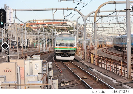 JR赤羽駅に到着した上野東京ラインの電車 JR赤羽駅に到着した上野東京ラインの電車 136074828