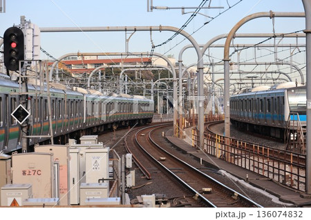 JR赤羽駅を出発した下り上野東京ラインの電車 JR赤羽駅を出発した下り上野東京ラインの電車 136074832