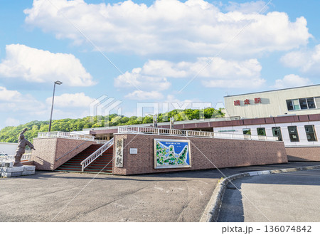 北海道網走市　晴天のJR網走駅 136074842