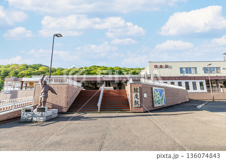 北海道網走市　晴天のJR網走駅 136074843