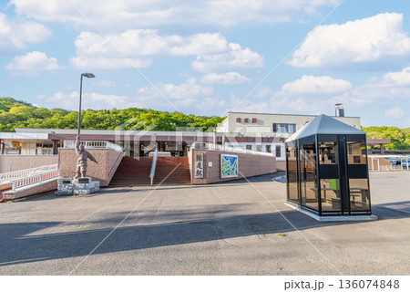 北海道網走市　晴天のJR網走駅 136074848