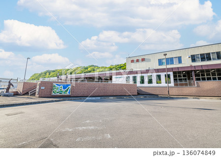 北海道網走市　晴天のJR網走駅 136074849