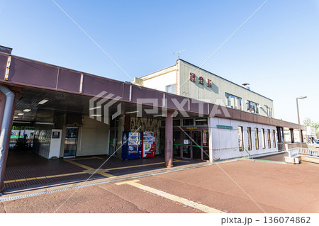 北海道網走市　晴天のJR網走駅 136074862