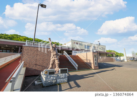 北海道網走市　晴天のJR網走駅 136074864