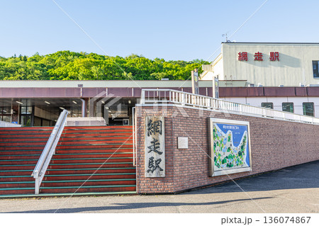 北海道網走市　晴天のJR網走駅 136074867