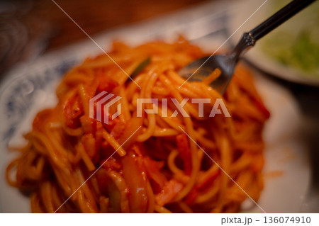 ナポリタンを食べる ナポリタンを食べる 136074910