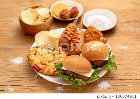 高脂質メニューの健康リスクを示す料理例 136074911