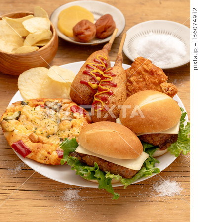 高脂質メニューの健康リスクを示す料理例 136074912