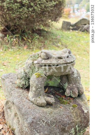 石の蛙の置き物 136075032