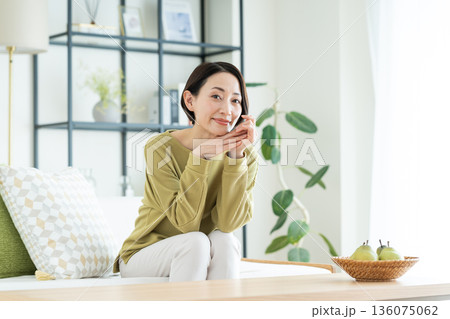 リビングでくつろぐミドルの女性 136075062