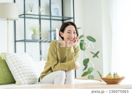 リビングでくつろぐミドルの女性 136075063