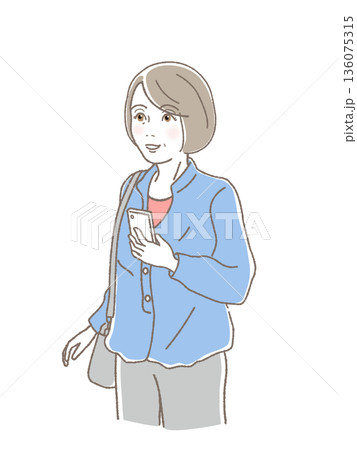 スマホを持って誰かを待つシニア女性・待ち合わせ・外出・再会・旅行・笑顔・ベクターイラスト 136075315