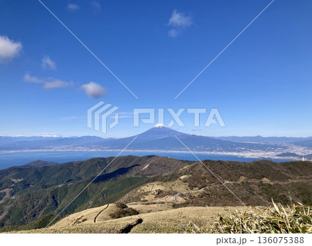 伊豆から望む駿河湾と富士山 136075388