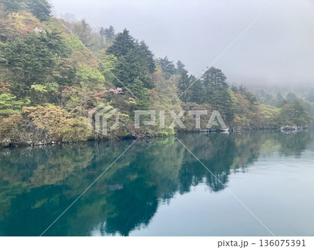 青森県 霧の十和田湖 青森県 霧の十和田湖 136075391