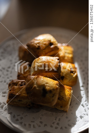 白い皿に盛られた焼きたてスコーンのクローズアップ 136075402