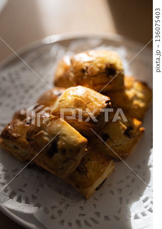 白い皿に盛られた焼きたてスコーンのクローズアップ 136075403