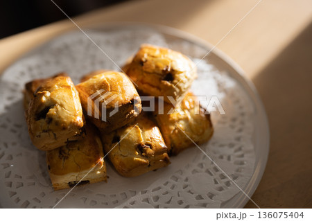 白い皿に盛られた焼きたてスコーンのクローズアップ 136075404