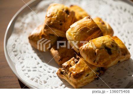 白い皿に盛られた焼きたてスコーンのクローズアップ 白い皿に盛られた焼きたてスコーンのクローズアップ 136075408
