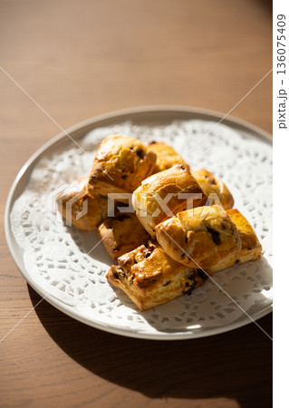 白い皿に盛られた焼きたてスコーンのクローズアップ 136075409