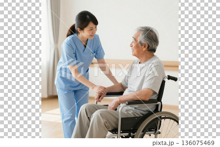 一個令人感到安心的照護福利服務場景：一位護理經理正在協助一位坐輪椅的老人。 136075469