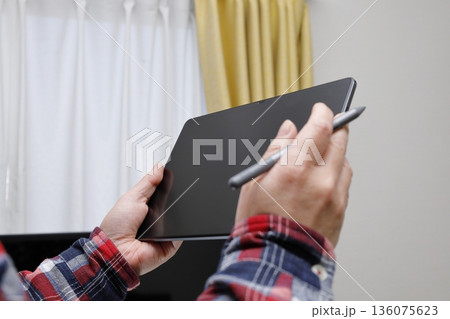 タッチペンを片手にタブレットを持つ手元 タッチペンを片手にタブレットを持つ手元 136075623