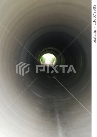 トンネルの出口に差し込む光 136075905