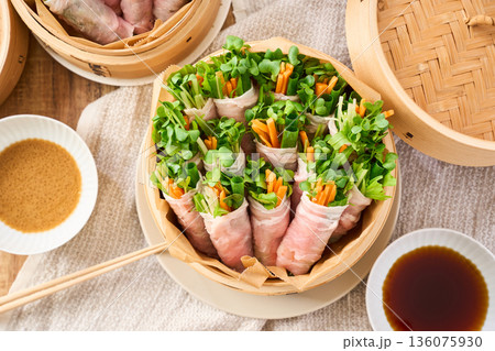 蒸籠に盛った豚ロースの肉巻き野菜蒸し 蒸籠に盛った豚ロースの肉巻き野菜蒸し 136075930