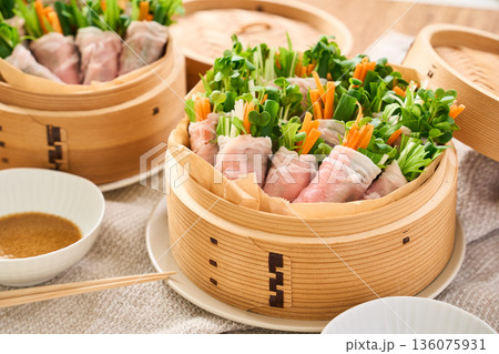 蒸籠に盛った豚ロースの肉巻き野菜蒸し 蒸籠に盛った豚ロースの肉巻き野菜蒸し 136075931