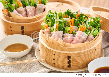 蒸籠に盛った豚ロースの肉巻き野菜蒸し 蒸籠に盛った豚ロースの肉巻き野菜蒸し 136075933