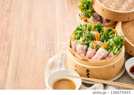 蒸籠に盛った豚ロースの肉巻き野菜蒸し 蒸籠に盛った豚ロースの肉巻き野菜蒸し 136075935