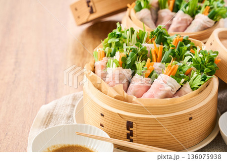 蒸籠に盛った豚ロースの肉巻き野菜蒸し 蒸籠に盛った豚ロースの肉巻き野菜蒸し 136075938