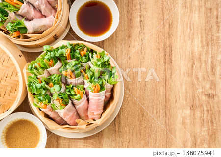 蒸籠に盛った豚ロースの肉巻き野菜蒸し 136075941