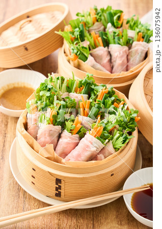 蒸籠に盛った豚ロースの肉巻き野菜蒸し 136075942