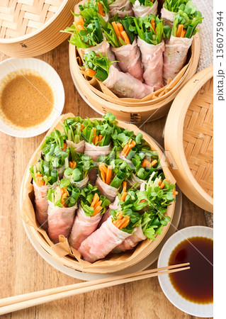 蒸籠に盛った豚ロースの肉巻き野菜蒸し 136075944