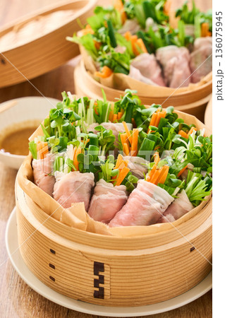 蒸籠に盛った豚ロースの肉巻き野菜蒸し 136075945