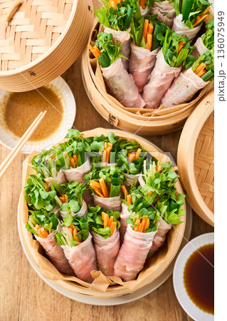 蒸籠に盛った豚ロースの肉巻き野菜蒸し 蒸籠に盛った豚ロースの肉巻き野菜蒸し 136075949