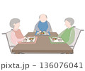 介護用エプロンを着けて片麻痺の老人が食事をしているカラーイラスト 136076041