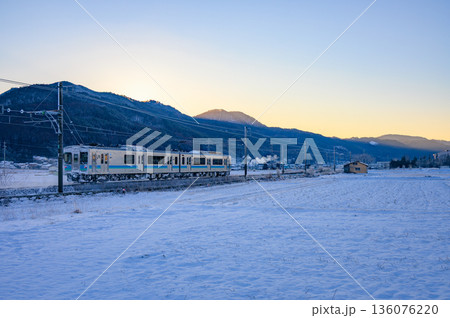 夜明けの大糸線【大町市】 夜明けの大糸線【大町市】 136076220