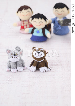 ペットと家族の人形 136076221
