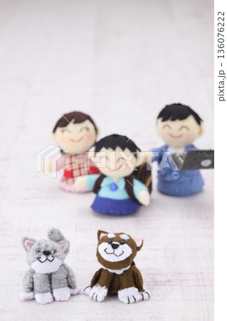 ペットと家族の人形 136076222