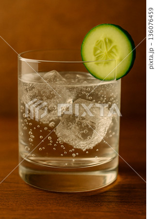 きゅうりを添えた爽やかなジントニックのグラス 136076459