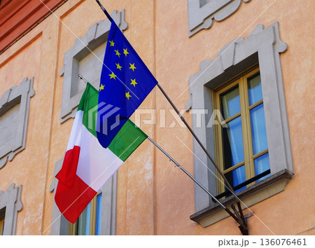 イタリア国旗 EUの旗 ヨーロッパ 国旗 快晴 イタリア国旗 EUの旗 ヨーロッパ 国旗 快晴 136076461