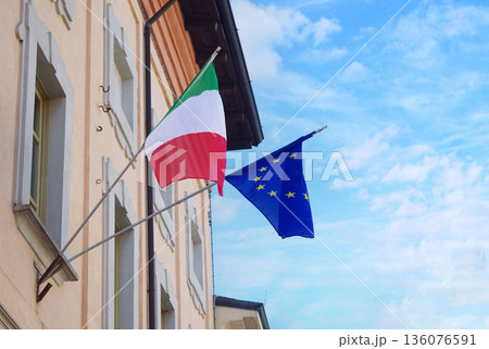 イタリア国旗 EUの旗 ヨーロッパ 国旗 快晴 イタリア国旗 EUの旗 ヨーロッパ 国旗 快晴 136076591