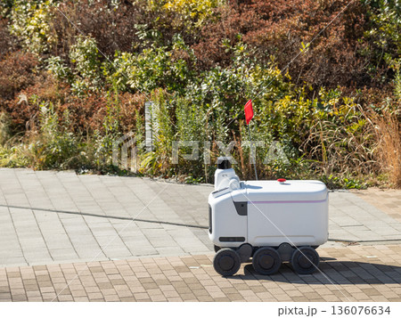 自動配送ロボット 136076634