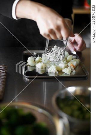 茹で上がったじゃがいもをマッシャーで潰しているところ 茹で上がったじゃがいもをマッシャーで潰しているところ 136076832
