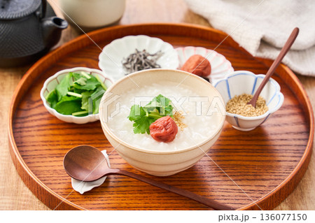 梅干しと三つ葉を添えた温かい白粥 梅干しと三つ葉を添えた温かい白粥 136077150