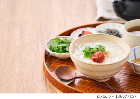 梅干しと三つ葉を添えた温かい白粥 梅干しと三つ葉を添えた温かい白粥 136077157