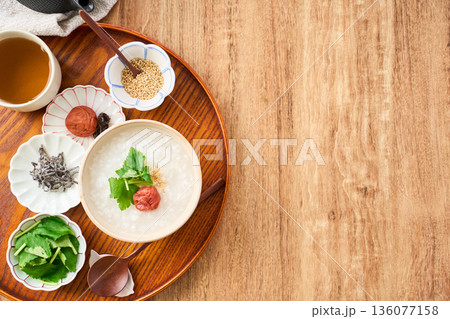 梅干しと三つ葉を添えた温かい白粥 梅干しと三つ葉を添えた温かい白粥 136077158