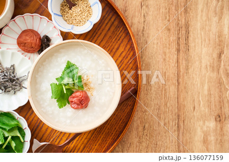梅干しと三つ葉を添えた温かい白粥 136077159