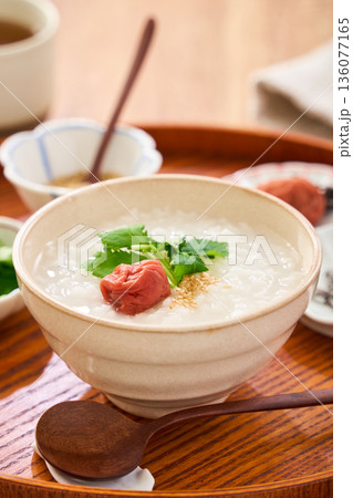 梅干しと三つ葉を添えた温かい白粥 136077165